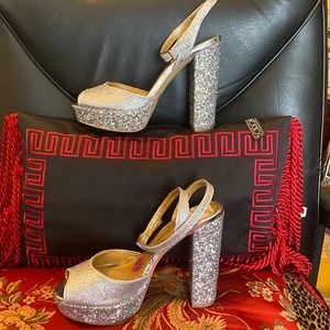 The lady is wearing a brilliant Badgley Mischka heels!